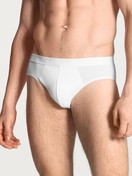 Herren-Model trägt Slip, 3er-Pack aus Baumwolle in Weiß, Einfarbig aus Serie Natural Benefit von CALIDA, Vorderansicht