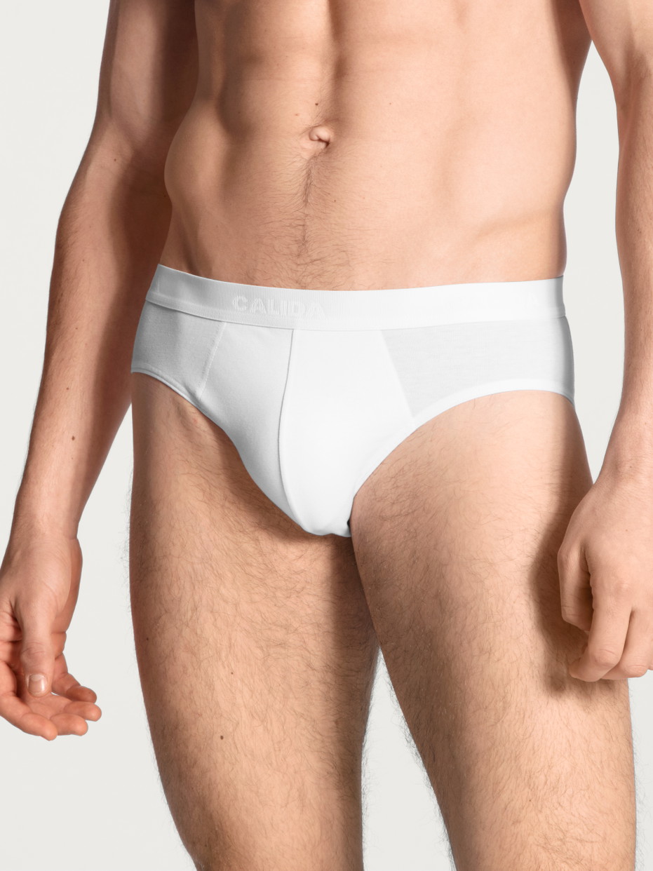 Herren-Model trägt Slip, 3er-Pack aus Baumwolle in Weiß, Einfarbig aus Serie Natural Benefit von CALIDA, Vorderansicht