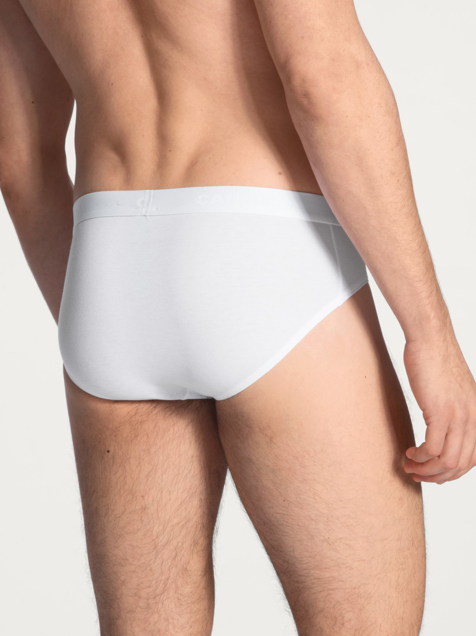 Herren-Model trägt Slip, 3er-Pack aus Baumwolle in Weiß, Einfarbig aus Serie Natural Benefit von CALIDA, Rückansicht