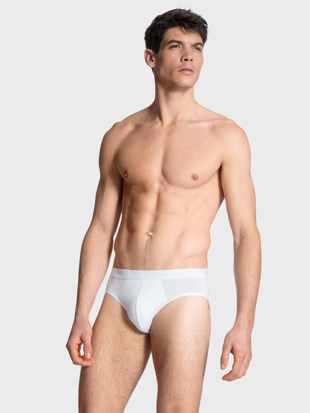 Herren-Model trägt Slip, 3er-Pack aus Baumwolle in Weiß, Einfarbig aus Serie Natural Benefit von CALIDA, Outfit