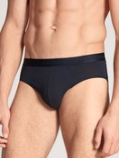 Herren-Model trägt Slip, 3er-Pack aus Baumwolle in Blau, Einfarbig aus Serie Natural Benefit von CALIDA, Vorderansicht