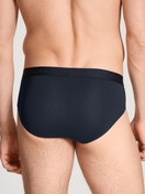 Herren-Model trägt Slip, 3er-Pack aus Baumwolle in Blau, Einfarbig aus Serie Natural Benefit von CALIDA, Rückansicht