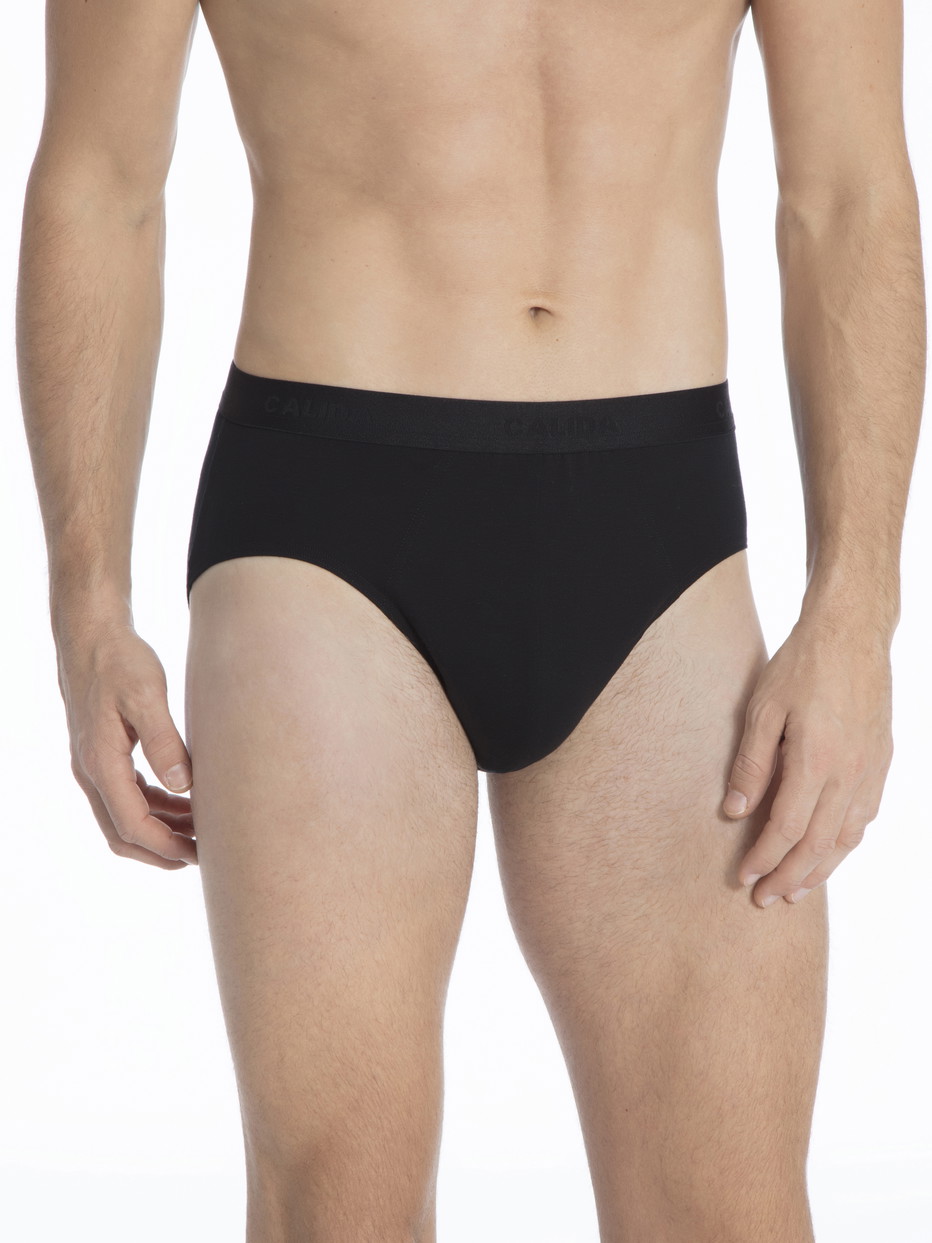 Herren-Model trägt Slip, 3er-Pack aus Baumwolle in Schwarz, Einfarbig aus Serie Natural Benefit von CALIDA, Vorderansicht