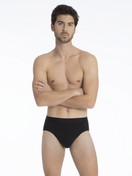 Herren-Model trägt Slip, 3er-Pack aus Baumwolle in Schwarz, Einfarbig aus Serie Natural Benefit von CALIDA, Outfit