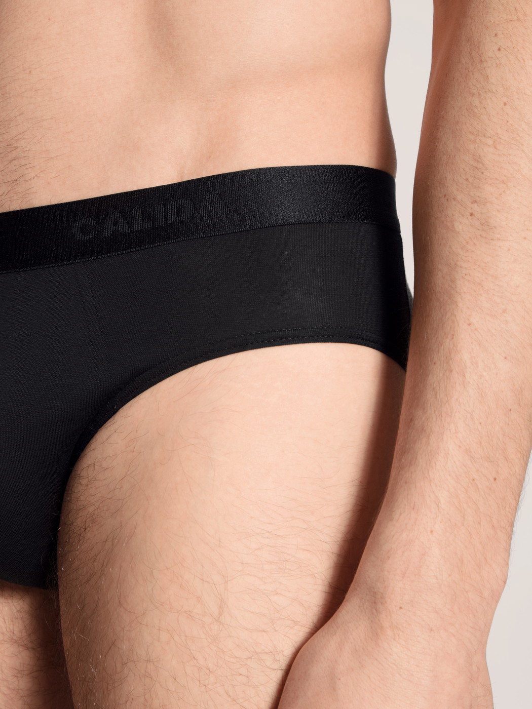 Herren - Slip, 3er-Pack aus Baumwolle in Schwarz, Einfarbig aus Serie Natural Benefit von CALIDA, Detail