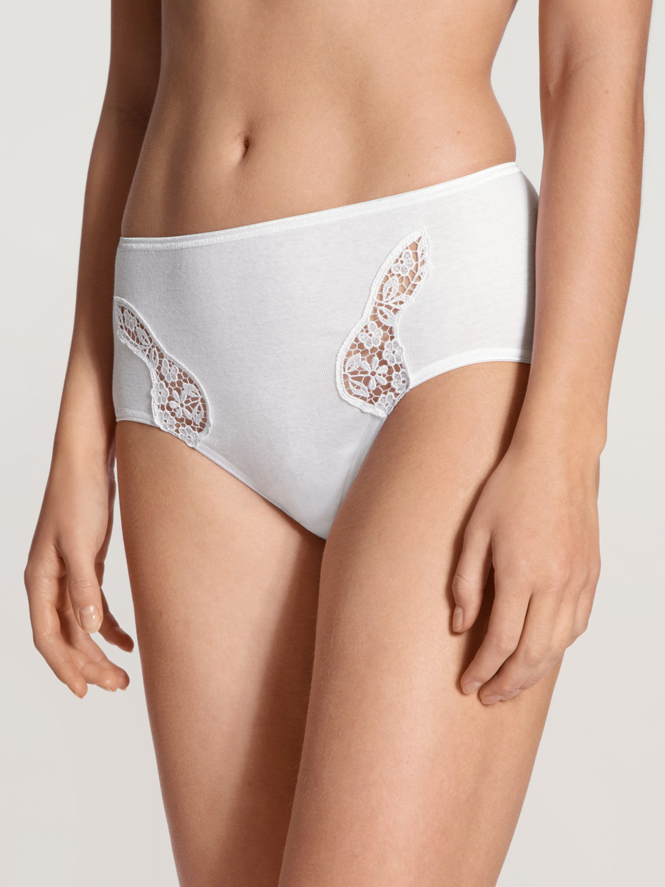 La modella / Il modello Donna indossa Midi-slip in 100% cotone di colore Bianco, Pizzo, della serie Feminin Sense di CALIDA, Vista frontale
