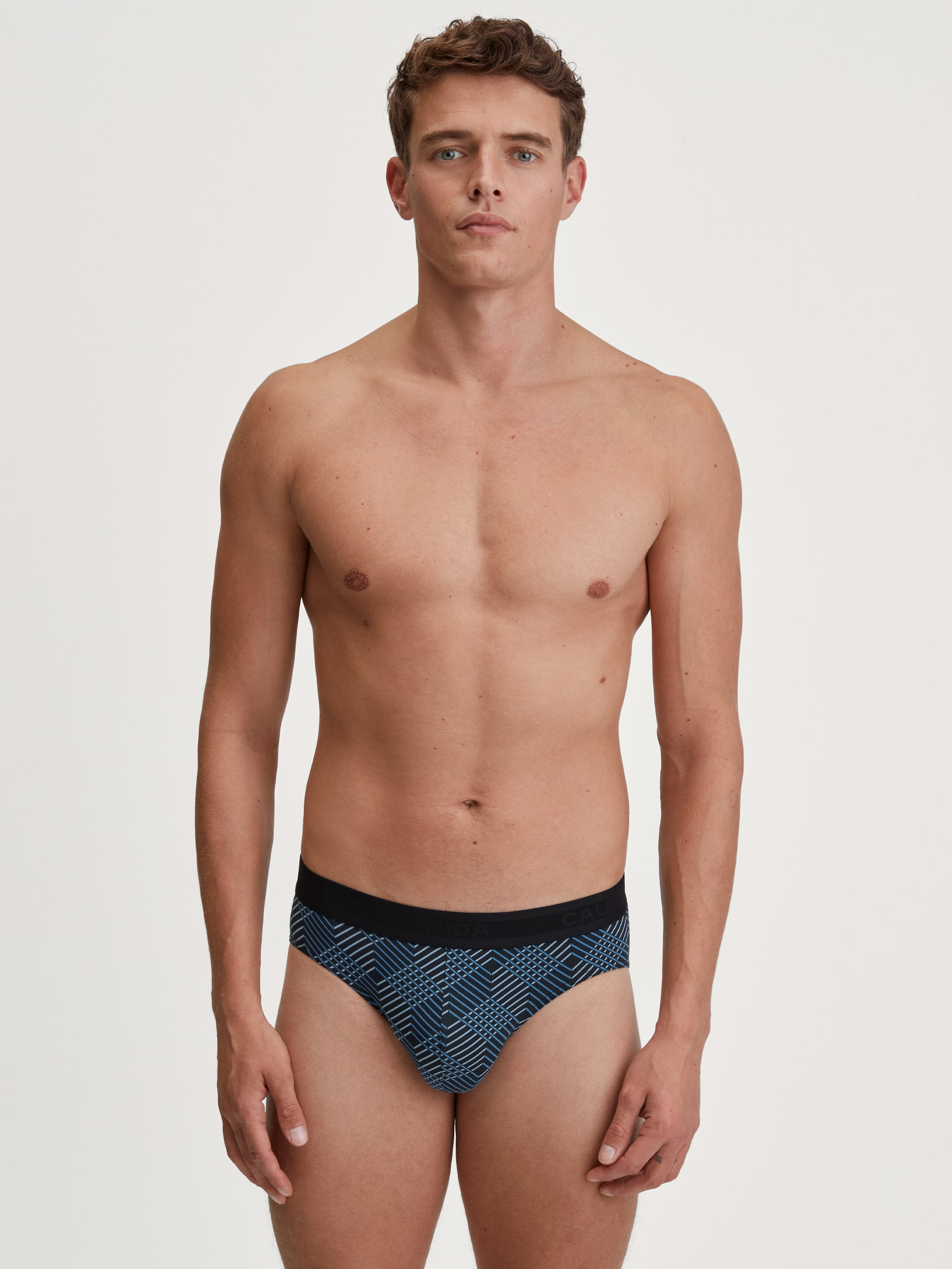 La modella / Il modello Uomo indossa Slip in Cotone di colore Nero, Modello, della serie Grafic Cotton di CALIDA, Abbigliamento