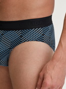 Herren-Model trägt Slip mit Softgummibund aus Baumwolle in Schwarz, Gemustert aus Serie Grafic Cotton von CALIDA, Detail
