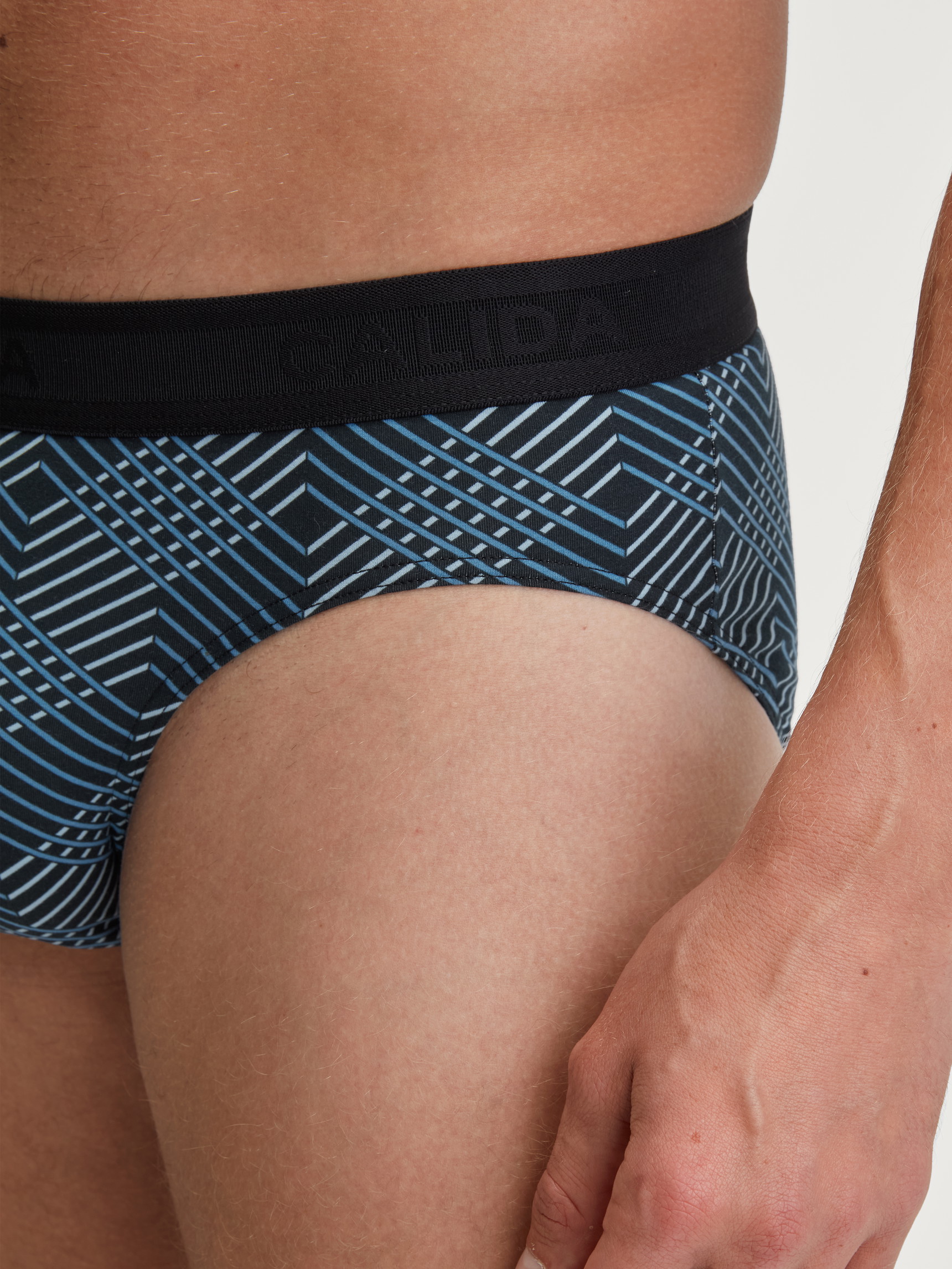 La modella / Il modello Uomo indossa Slip in Cotone di colore Nero, Modello, della serie Grafic Cotton di CALIDA, Dettaglio