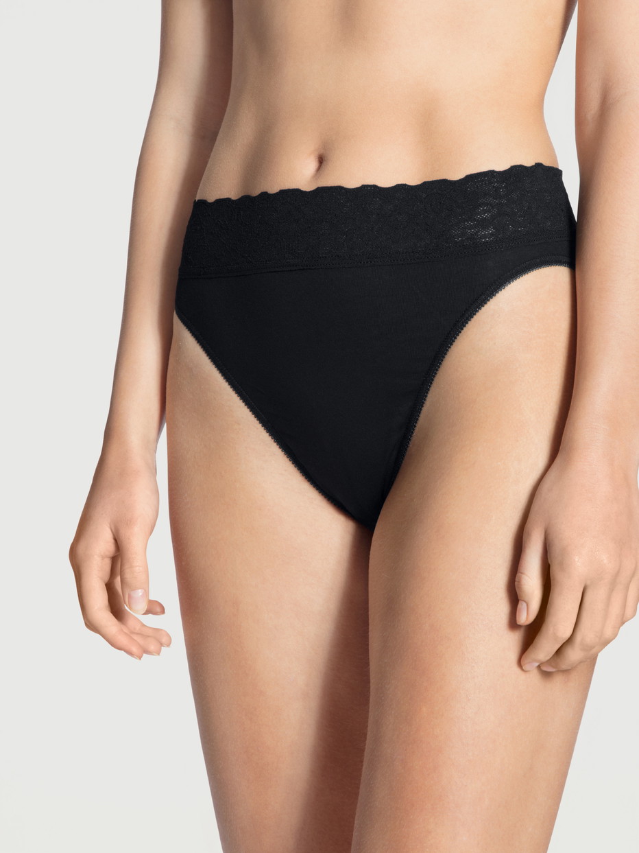 Le mannequin Femme porte le/la Culotte jazz, lot de 2 en 100% coton de couleur Noir, Dentelle, de la série Iconics de CALIDA, Vue de face