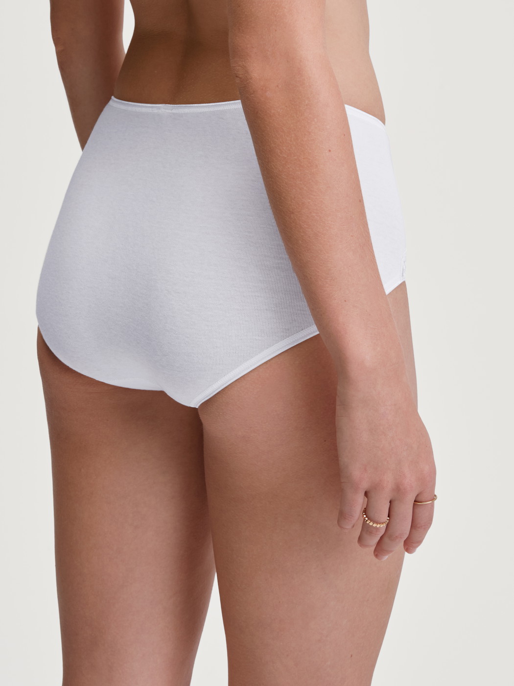 Le mannequin Femme porte le/la Culotte taille haute en 100% coton de couleur Blanc, Dentelle, de la série Cotton Desire de CALIDA, Vue arrière