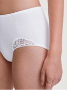 Le mannequin Femme porte le/la Culotte taille haute en 100% coton de couleur Blanc, Dentelle, de la série Cotton Desire de CALIDA, Vue de face