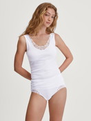 Le mannequin Femme porte le/la Culotte taille haute en 100% coton de couleur Blanc, Dentelle, de la série Cotton Desire de CALIDA, Tenue