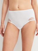 Le mannequin Femme porte le/la Slip midi en 100% coton de couleur Blanc, Dentelle, de la série Cotton Desire de CALIDA, Vue de face