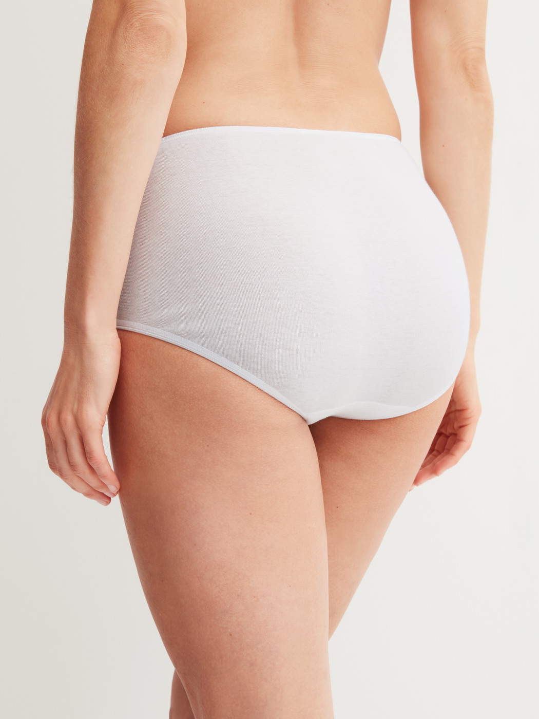 Le mannequin Femme porte le/la Slip midi en 100% coton de couleur Blanc, Dentelle, de la série Cotton Desire de CALIDA, Vue arrière