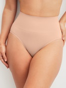 La modella / Il modello Donna indossa Slip modellante in Poliammide di colore Rosa, Tinta unita, della serie Seamless Shape di CALIDA, Vista frontale