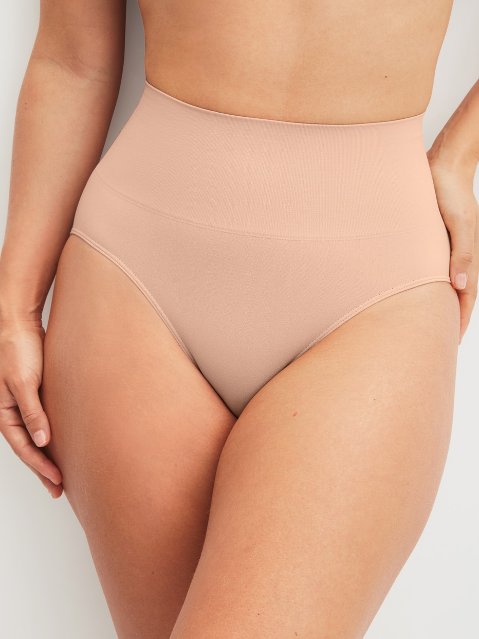 Damen-Model trägt Shaping Slip aus Polyamid in Rosa, Einfarbig aus Serie Seamless Shape von CALIDA, Vorderansicht