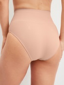 La modella / Il modello Donna indossa Slip modellante in Poliammide di colore Rosa, Tinta unita, della serie Seamless Shape di CALIDA, Vista posteriore