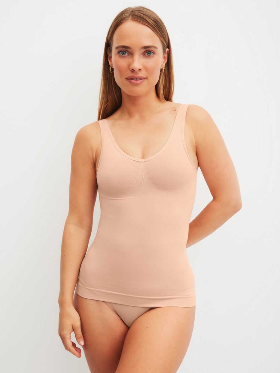 Damen-Model trägt Shaping Slip aus Polyamid in Rosa, Einfarbig aus Serie Seamless Shape von CALIDA, Outfit