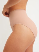 La modella / Il modello Donna indossa Slip modellante in Poliammide di colore Rosa, Tinta unita, della serie Seamless Shape di CALIDA, Dettaglio