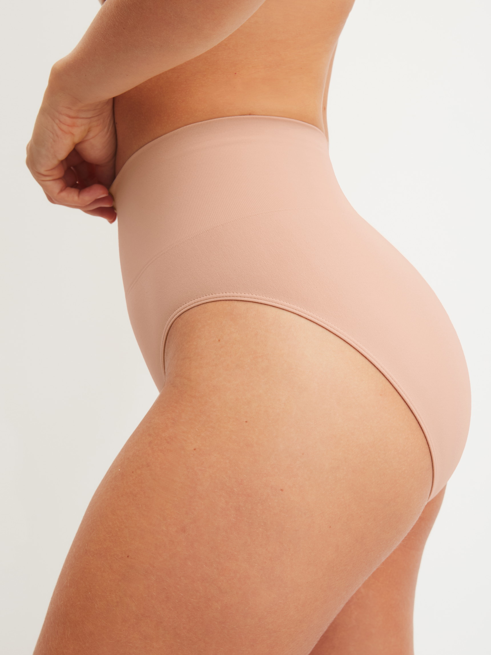 La modella / Il modello Donna indossa Slip modellante in Poliammide di colore Rosa, Tinta unita, della serie Seamless Shape di CALIDA, Dettaglio