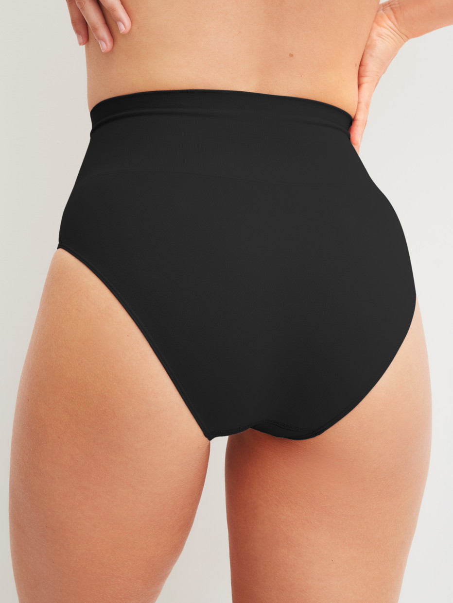 Damen-Model trägt Shaping Slip aus Polyamid in Schwarz, Einfarbig aus Serie Seamless Shape von CALIDA, Rückansicht