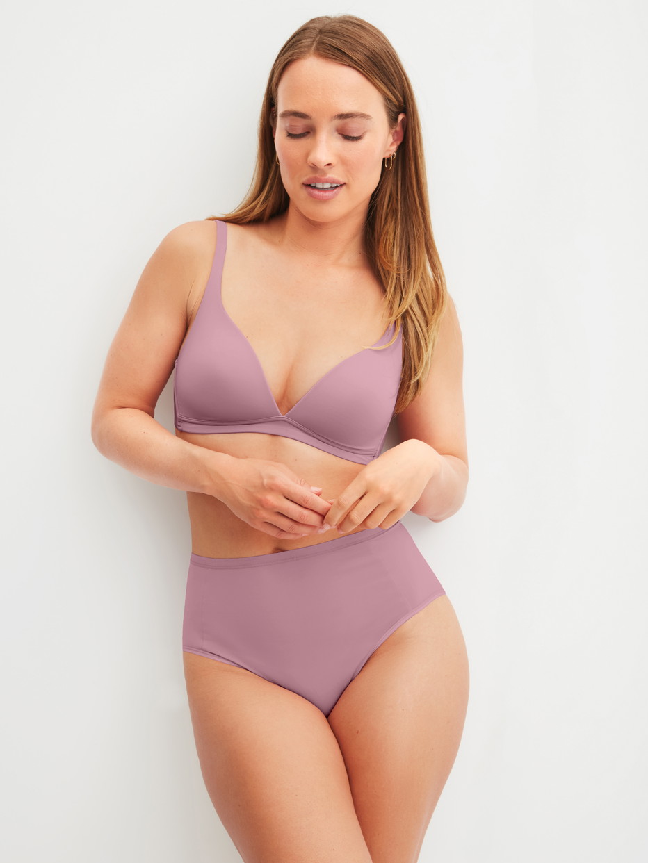 Damen-Model trägt Slip, high waist aus Polyamid in Rosa, Einfarbig aus Serie Eco Sense Special von CALIDA, Outfit