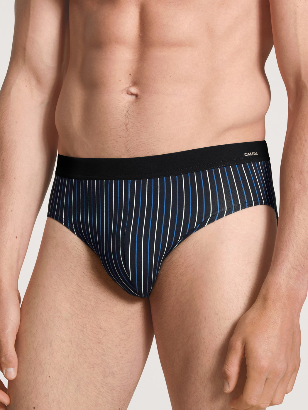 Herren-Model trägt Herren-Slip, 3er-Pack aus Baumwolle in Schwarz, Gestreift aus Serie Cotton Special von CALIDA, Vorderansicht