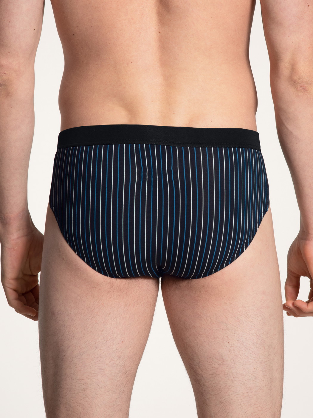 Herren-Model trägt Herren-Slip, 3er-Pack aus Baumwolle in Schwarz, Gestreift aus Serie Cotton Special von CALIDA, Rückansicht