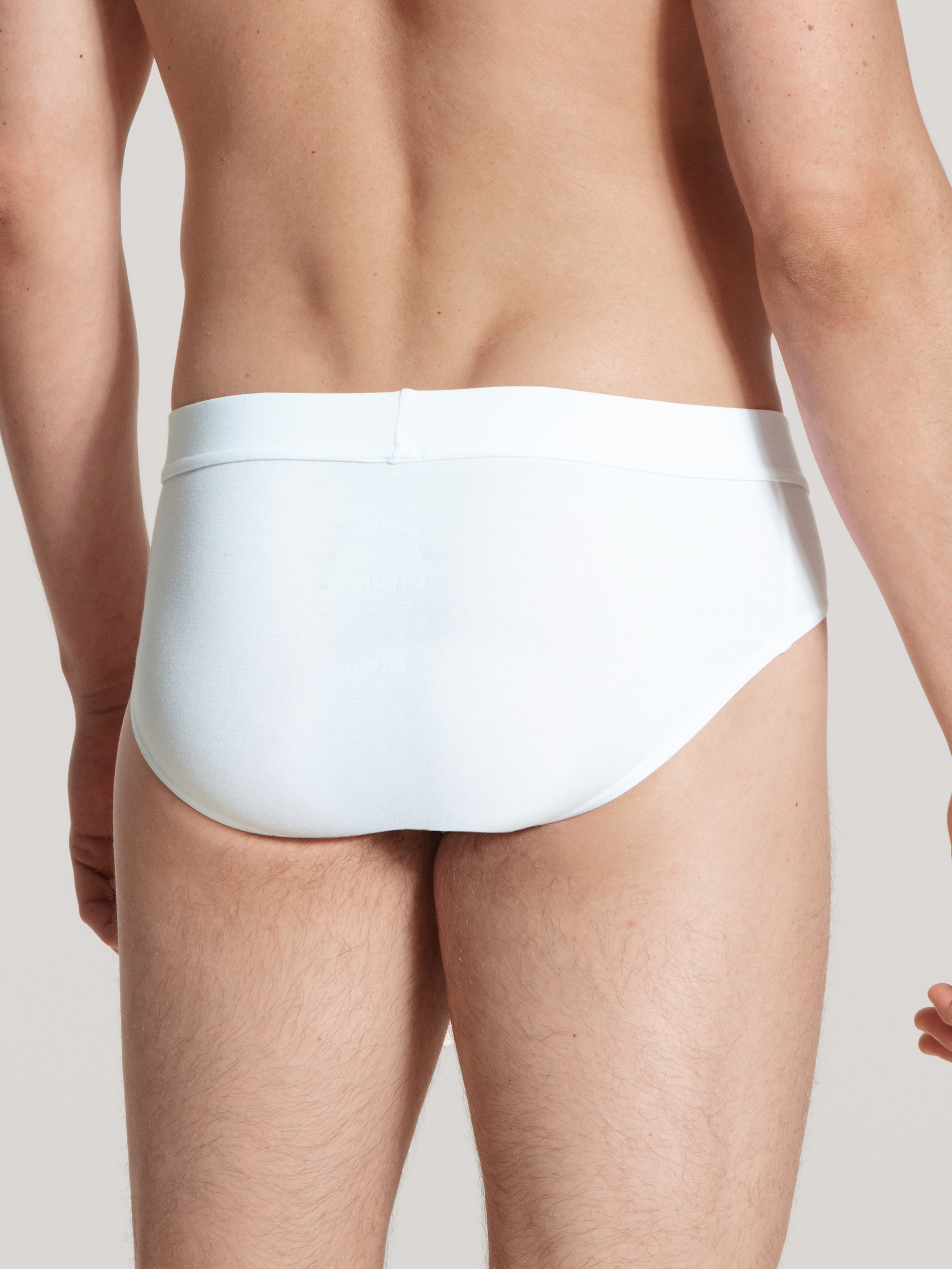 La modella / Il modello Uomo indossa Slip in Cotone di colore Bianco, Tinta unita, della serie Cotton Code di CALIDA, Vista posteriore