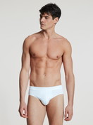 Herren-Model trägt Slip, Komfortbund aus Baumwolle in Weiß, Einfarbig aus Serie Cotton Code von CALIDA, Outfit, Vorderansicht