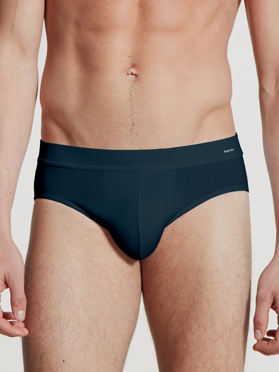 Herren-Model trägt Slip, Komfortbund aus Baumwolle in Blau, Einfarbig aus Serie Cotton Code von CALIDA, Vorderansicht