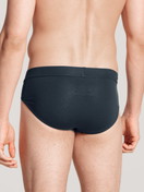 Herren-Model trägt Slip, Komfortbund aus Baumwolle in Blau, Einfarbig aus Serie Cotton Code von CALIDA, Rückansicht