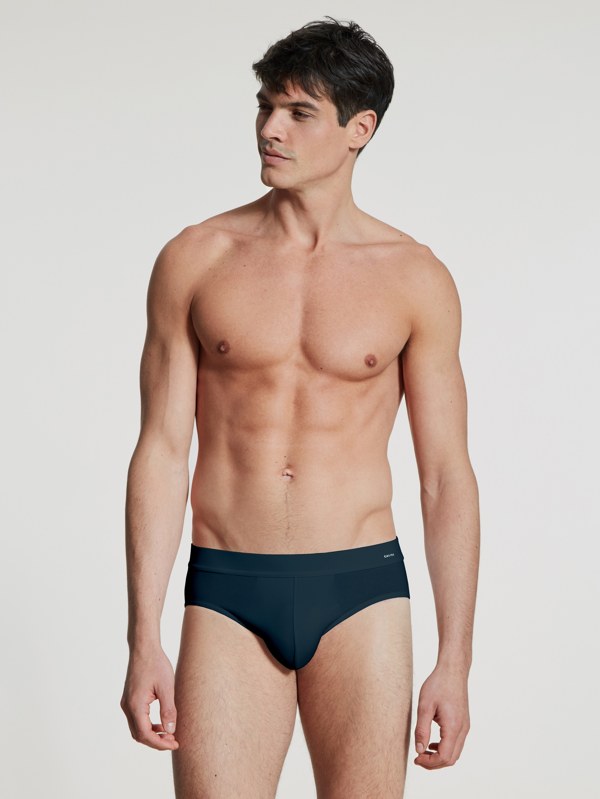 Le mannequin Homme porte le/la Slip en Coton de couleur Bleu, Unicolore, de la série Cotton Code de CALIDA, Tenue, Vue de face