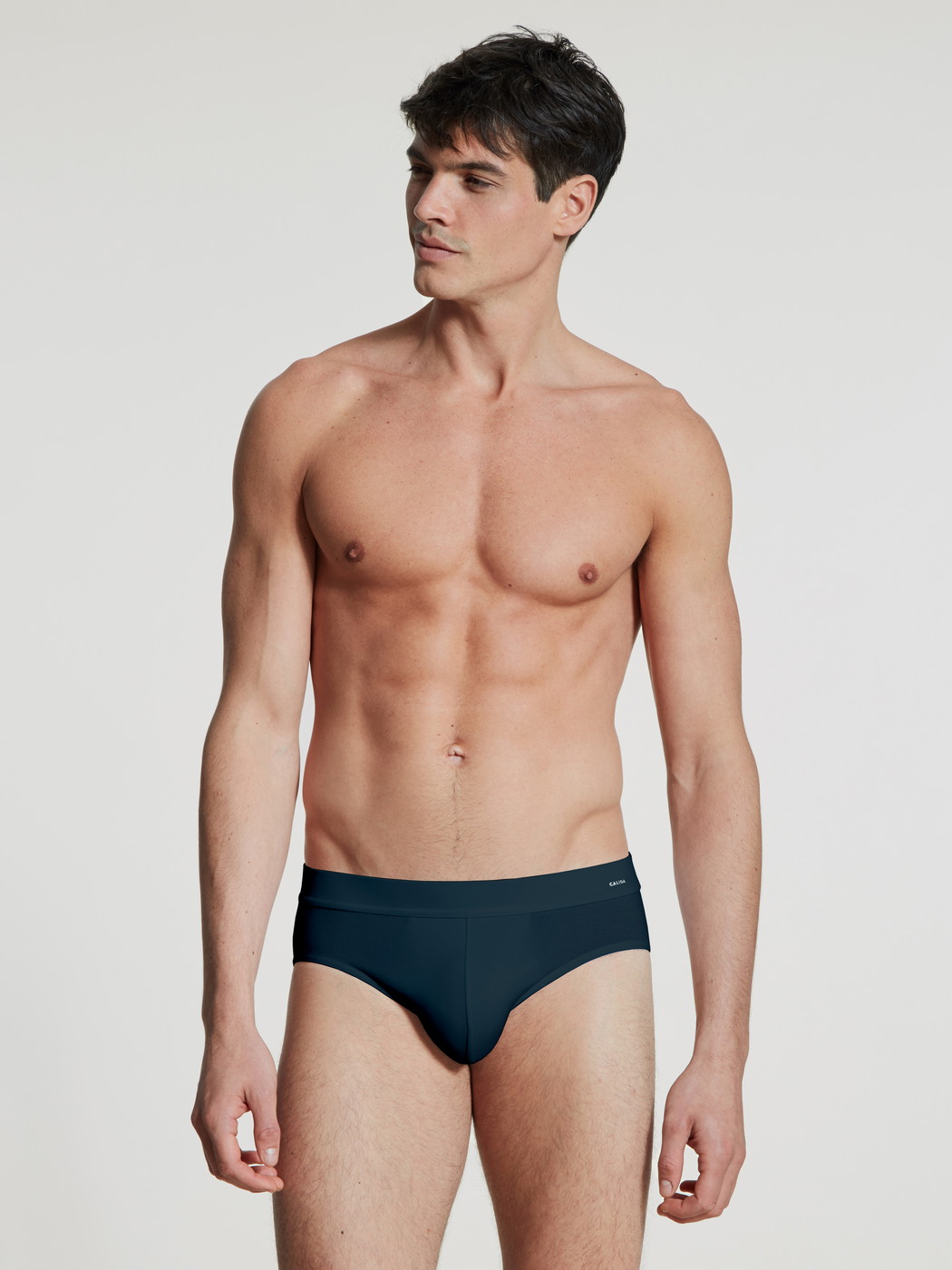 Herren-Model trägt Slip, Komfortbund aus Baumwolle in Blau, Einfarbig aus Serie Cotton Code von CALIDA, Outfit, Vorderansicht