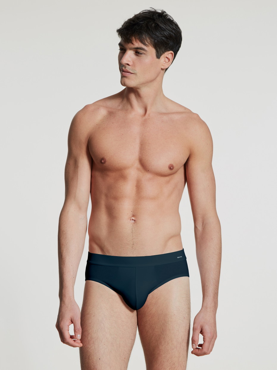 Herren-Model trägt Slip, Komfortbund aus Baumwolle in Blau, Einfarbig aus Serie Cotton Code von CALIDA, Outfit, Vorderansicht