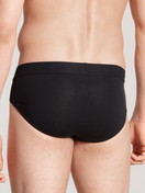 La modella / Il modello Uomo indossa Slip in Cotone di colore Nero, Tinta unita, della serie Cotton Code di CALIDA, Vista posteriore