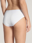 La modella / Il modello Donna indossa Slip, set da 2 in Cotone di colore Bianco, Tinta unita, della serie Benefit Women di CALIDA, Vista posteriore