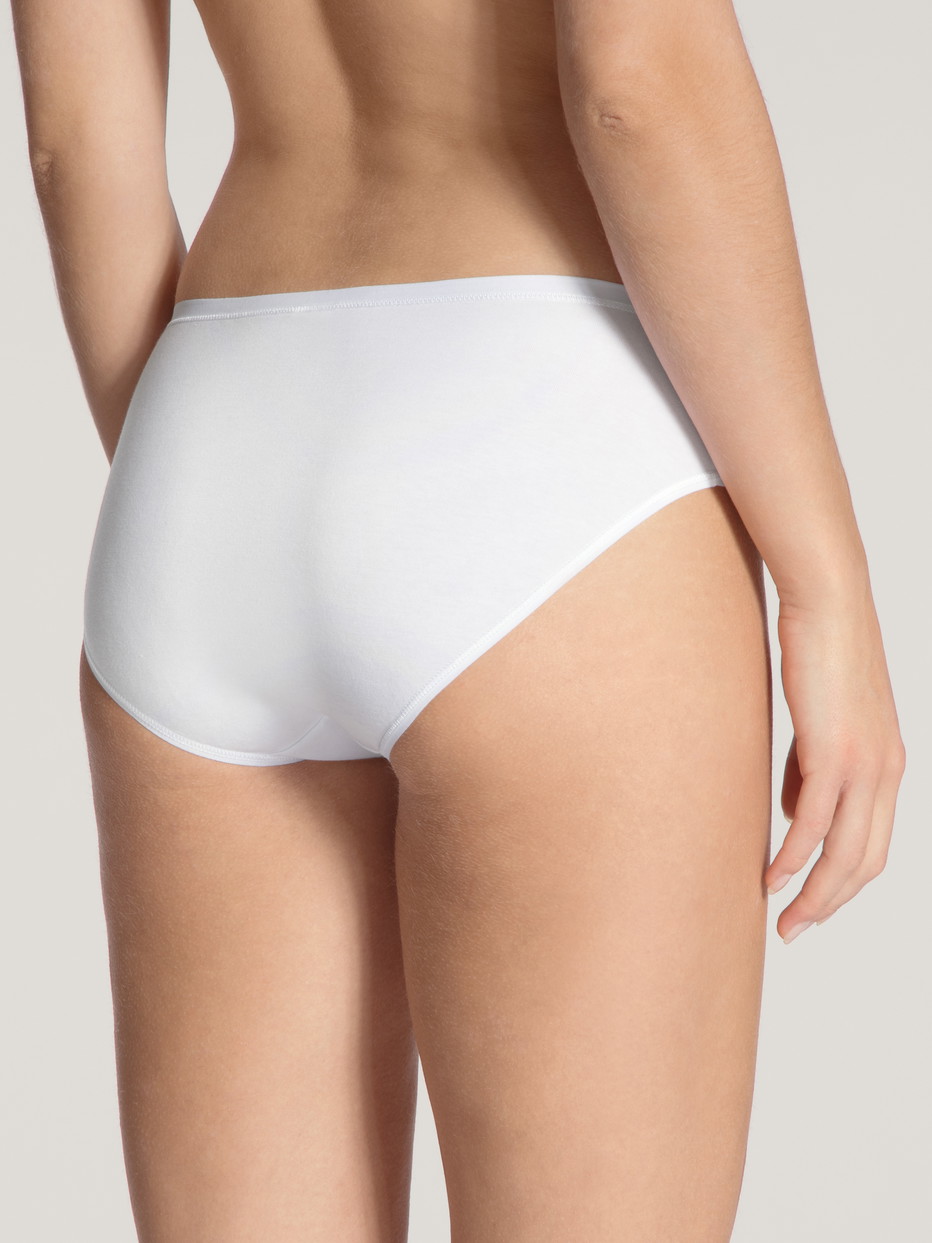 Damen-Model trägt Slip, 2er-Pack aus Baumwolle in Weiß, Einfarbig aus Serie Benefit Women von CALIDA, Rückansicht