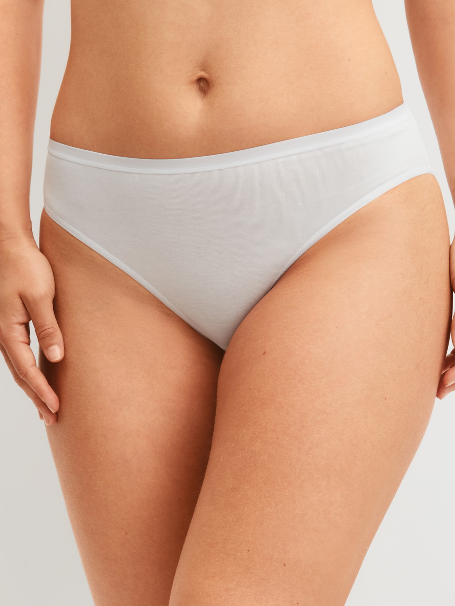 La modella / Il modello Donna indossa Slip, set da 2 in Cotone di colore Blu, Tinta unita, della serie Benefit Women Spec. di CALIDA, Immagine aggiuntiva