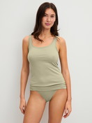 Damen-Model trägt Slip, 2er-Pack aus Baumwolle in Grün, Einfarbig aus Serie Benefit Women Spec. von CALIDA, Outfit