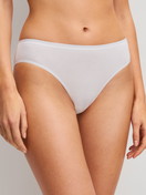 Damen-Model trägt Slip, 2er-Pack aus Baumwolle in Grün, Einfarbig aus Serie Benefit Women Spec. von CALIDA, Zusatzbild