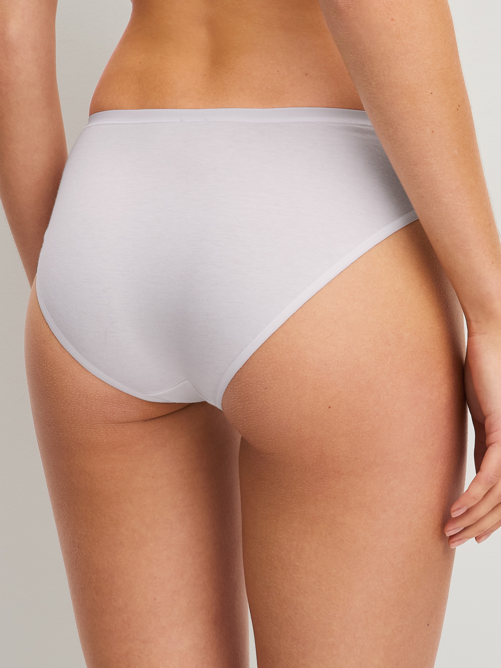 Damen-Model trägt Slip, 2er-Pack aus Baumwolle in Grün, Einfarbig aus Serie Benefit Women Spec. von CALIDA, Zusatzbild