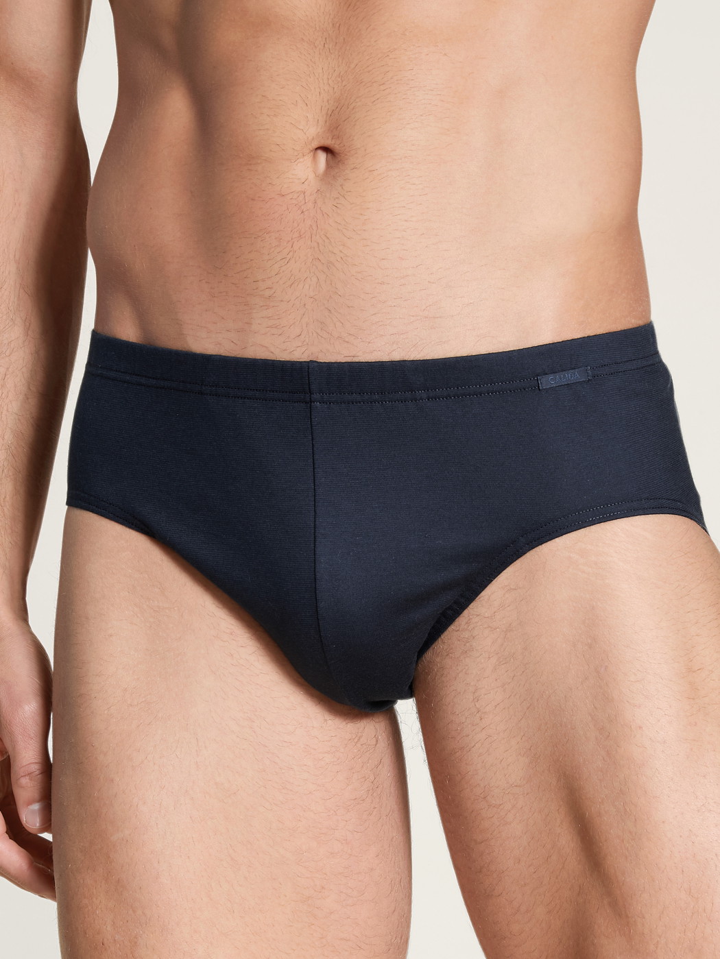 La modella / Il modello Uomo indossa Slip, set da 2 in 100% cotone di colore Blu, Motivo, della serie Prints Benefit di CALIDA, Vista frontale