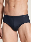 La modella / Il modello Uomo indossa Slip, set da 2 in 100% cotone di colore Blu, Motivo, della serie Prints Benefit di CALIDA, Vista frontale