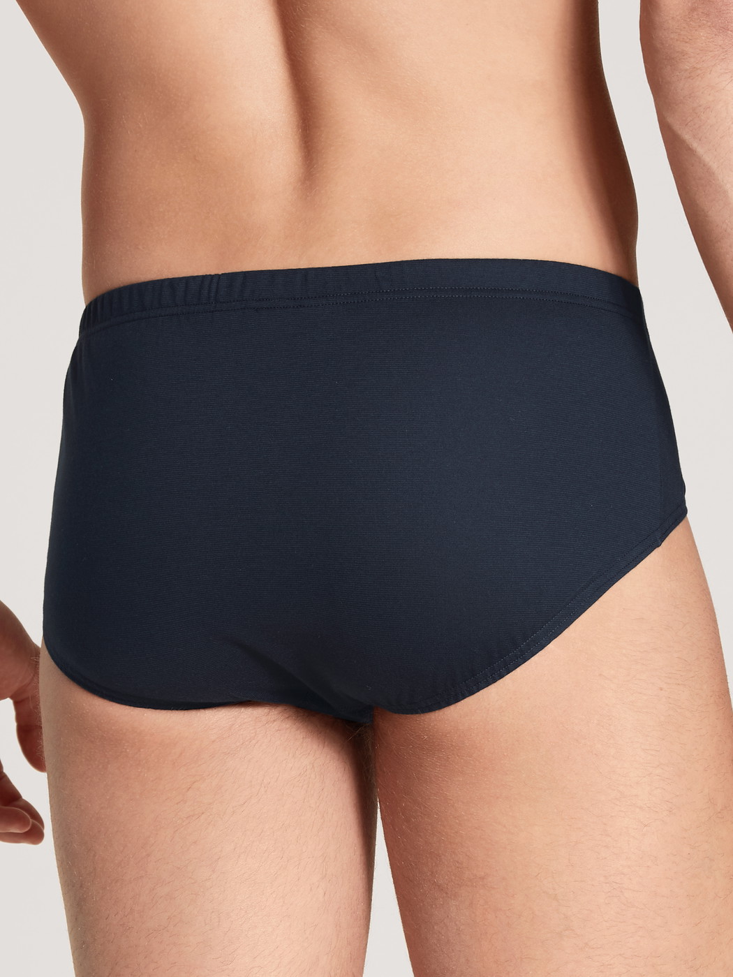 La modella / Il modello Uomo indossa Slip, set da 2 in 100% cotone di colore Blu, Motivo, della serie Prints Benefit di CALIDA, Vista posteriore