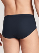 La modella / Il modello Uomo indossa Slip, set da 2 in 100% cotone di colore Blu, Motivo, della serie Prints Benefit di CALIDA, Vista posteriore