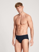 La modella / Il modello Uomo indossa Slip, set da 2 in 100% cotone di colore Blu, Motivo, della serie Prints Benefit di CALIDA, Vista frontale, Abbigliamento