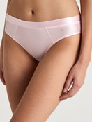 Damen-Model trägt Slip aus Baumwolle in Rosa, Einfarbig aus Serie Cate von CALIDA, Vorderansicht