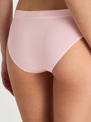 Damen-Model trägt Slip aus Baumwolle in Rosa, Einfarbig aus Serie Cate von CALIDA, Rückansicht